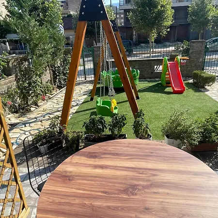 Bujtina Flowers Vendégház Përmet