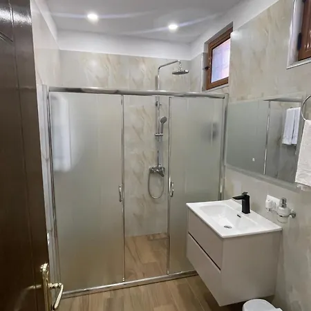 Pensjonat Bujtina Flowers 4*